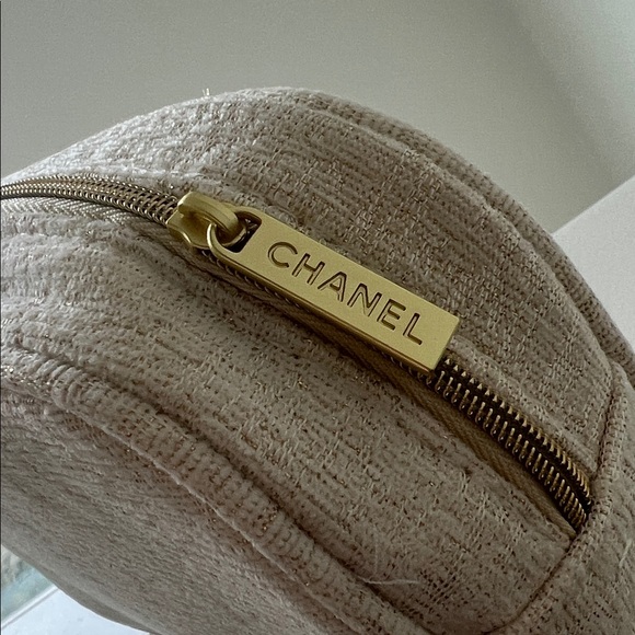 Chanel Holiday Fabric Cosmetic Pouch Gold logo - Picture 7 of 12